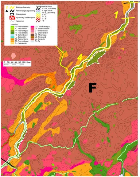 Figur 9.7. Detailjordartskort (1:25.000) over ådalsmorfologisk strækning F. Højdekurver er angivet med 2.5 m's ækvidistance. Fuldt optrukne hvide linier angiver afgrænsning af Ådalsmagasin. Stiplede hvide linier angiver afgrænsning af vældmoser i ådalsskrænten. Vandløbets farve angiver specifik baseflow afstrømning. Gule tal og streger angiver afgrænsning af Ådalstyper.