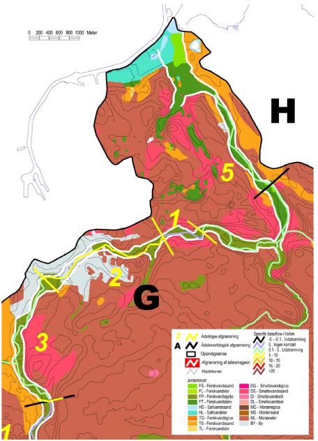 Figur 9.8. Detailjordartskort (1:25.000) over ådalsmorfologisk strækning G og H. Højdekurver er angivet med 2.5 m's ækvidistance. Hvide linier angiver afgrænsning af Ådalsmagasin. Vandløbets farve angiver specifik baseflow afstrømning. Gule tal og streger angiver afgrænsning af Ådalstyper.