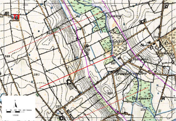 Figur 4.5 Målebordsblad fra ca. 1890 ved transsekt T1 (fuldt optrukket rød linie) med ækvidistance i fod (0,31 m). De stiplede røde linier angiver en 500 m zone op- og nedstrøms transsektet, indenfor hvilken der blev foretaget rekognoscering af hydrologiske indikatorer. Den lilla linie angiver afgrænsning af Ådalsmagasinet (fra skræntfod til skræntfod).