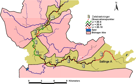 Figur 4.24. Delstrækninger, hvor tilstrømningen er opgjort, sammenholdt med vandløbslækagekoefficienten. Desuden er der foretaget et groft skøn over arealer (udenfor topografiske oplande), der ikke bidrager ved opgørelsen af tilstrømning til delstrækninger (skraveret).