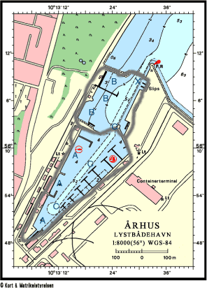 Figur 5.2. Århus Lystbåde- og Fiskerihavn. De indtegnede linjer stratificerer havnen i yder- og inderbassin, herudover anvendes sejlrenden, der er lidt dybere. Forslag til stationer i de enkelte områder er markeret med bogstaver A-C og X. Afløb fra vinterstandplads og parkeringsplads forventes at gå ud ved servicekajen