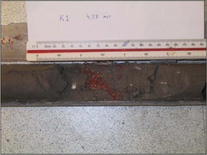 Billede 1. Et ca. 1-2 cm tykt rødt sandlag fundet i K1 ca. 4,58 m.ut.