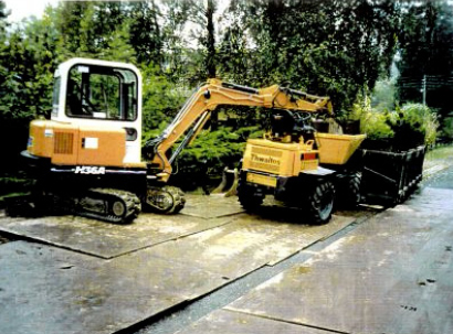 Figur 3.1: Arbejdspladsindretning med beskyttende køreplader og container samt minigravemaskine og minidumper