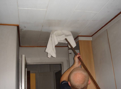 Foto 2: Reng&oslash;ring af loft i sodskadet lejlighed.
