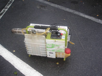 Foto 7: R&oslash;glugtsanering foreg&aring;r bla. ved brug af en s&aring;kaldt fogger. Maskinen er en slags benzindrevet jetmotor, hvor duftstoffet tils&aelig;ttes under tryk til motorens udst&oslash;dningsr&oslash;r, hvilket genererer en t&aring;ge af sm&aring; partikler i luften.