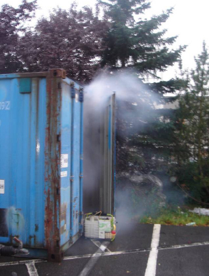 Foto 8: R&oslash;gluftsanering af inventar i container. Bem&aelig;rk den kraftige r&oslash;gudvikling fra foggeren.